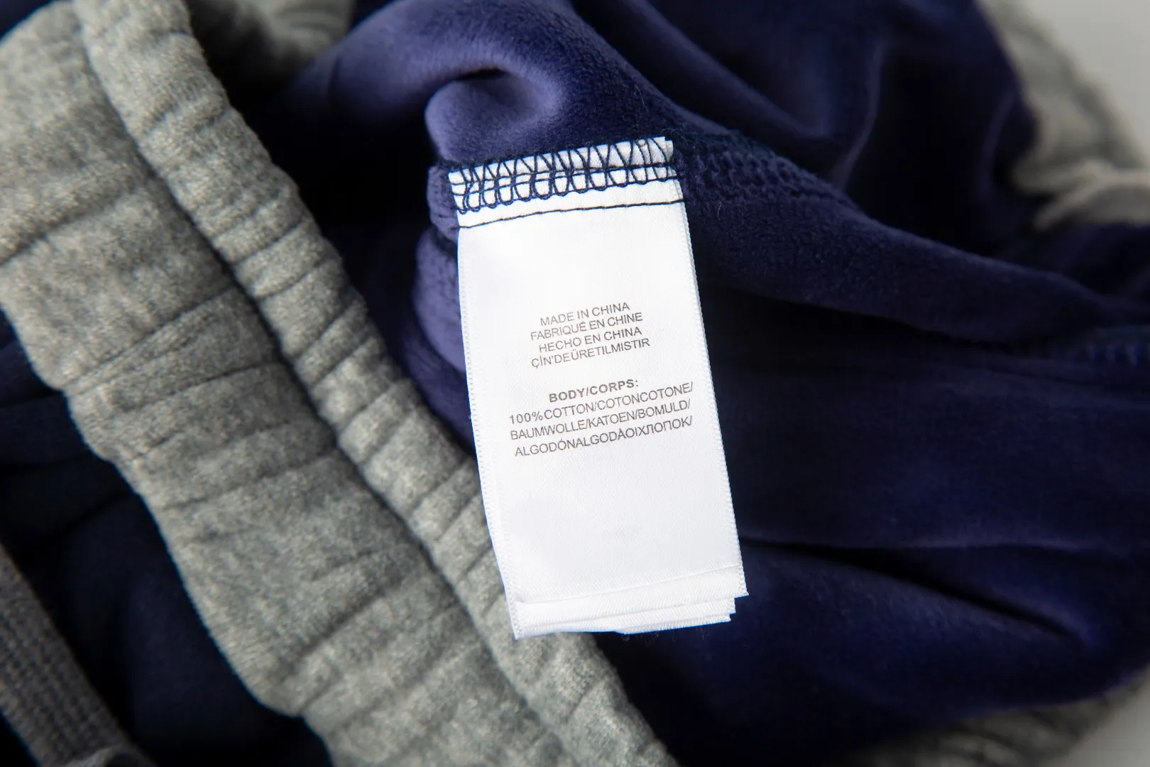 P230 White background picture [Fleet in winter] Style number: 25130# Color: black/navy blue/dark gray/light gray/white gray/beige/light khaki Size: S-XL - Ralph Lauren/Ralph Lauren 2025FW autumn and winter plus velvet contrasting waist design drawstring scimitar version lazy feeling loose couple sweatpants - brushed face velvet lining one piece for winter - custom dyed trouser cord hanging hardware The details are in place - loose fit, scimitar legs, loose upper body without looking too big - RL/lazy autumn and winter sweatpants, a pair of casual sweatpants that are very suitable for CleanFit. Loose fit scimitar fit trousers can be used as couple wear. It has a relaxed feel for daily wear. Contrasting color shakes to increase the overall sense of layering. The sense of drape is visible to the naked eye. The design of the trouser legs can be closed, which can also be very warm and versatile in winter.